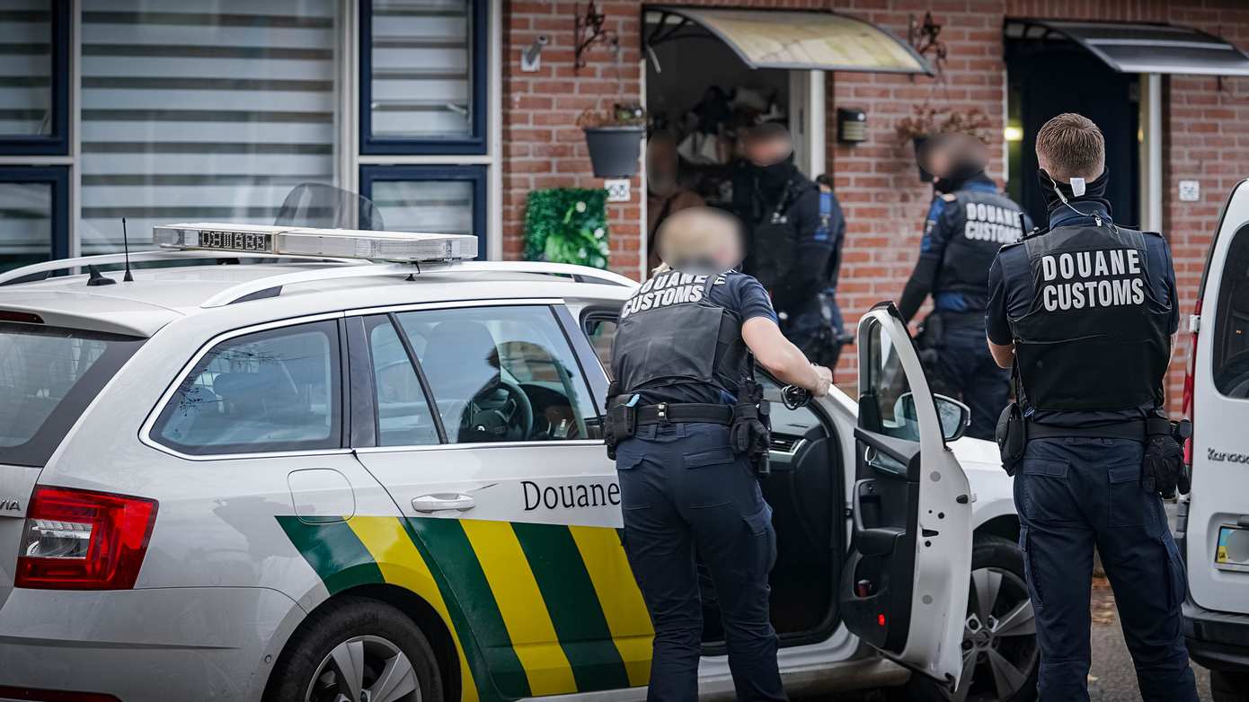 Douane vindt tijdens inval in woning in Assen grote hoeveelheden tabak en sigaretten