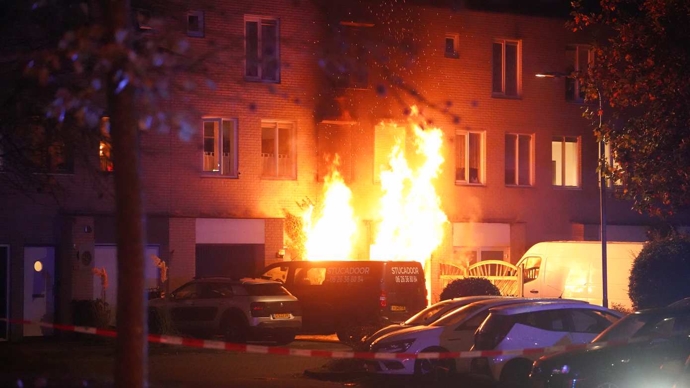 Grote uitslaande brand in woning centrum van Assen