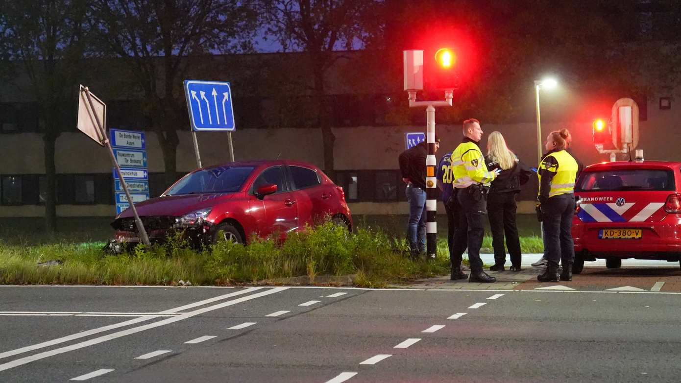 Veel schade na botsing tussen auto en busje op Balkenweg