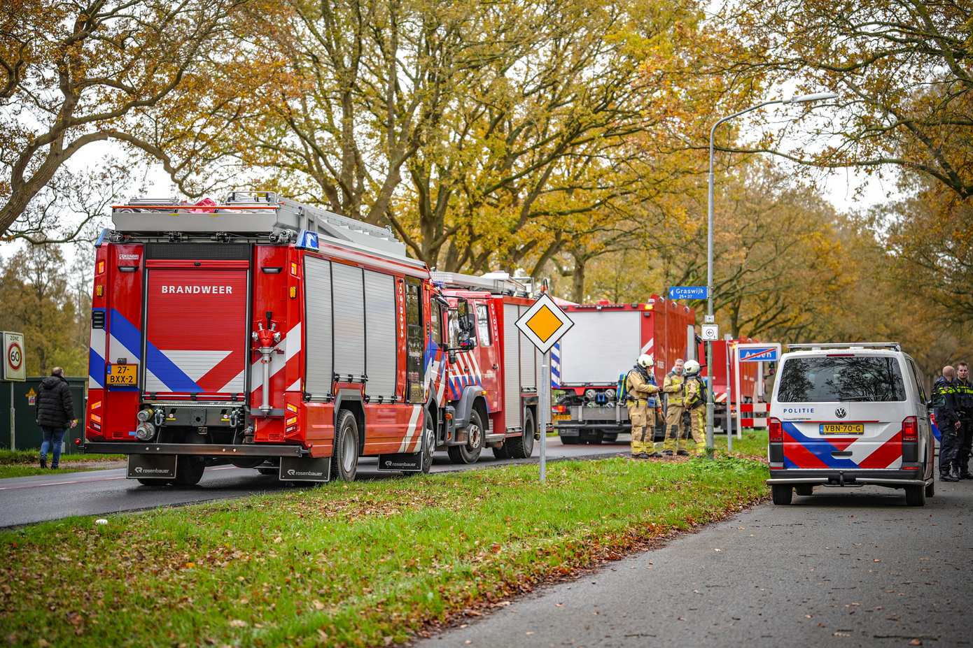 Brandweer rukt met groot materiaal uit voor brand bij leegstaande woonboerderij