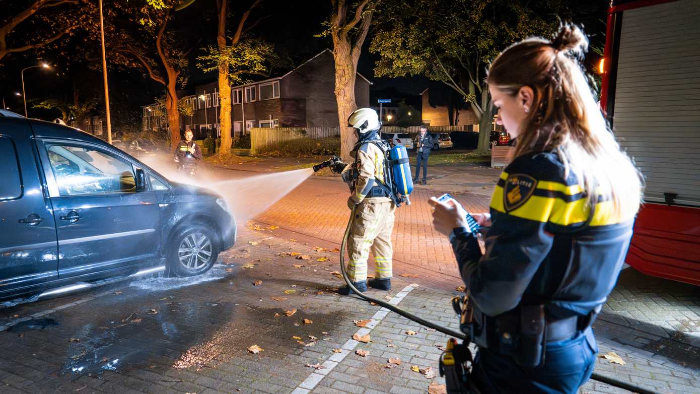 Bestelauto geprobeerd in de brand te steken in Asser wijk Noorderpark (Video)