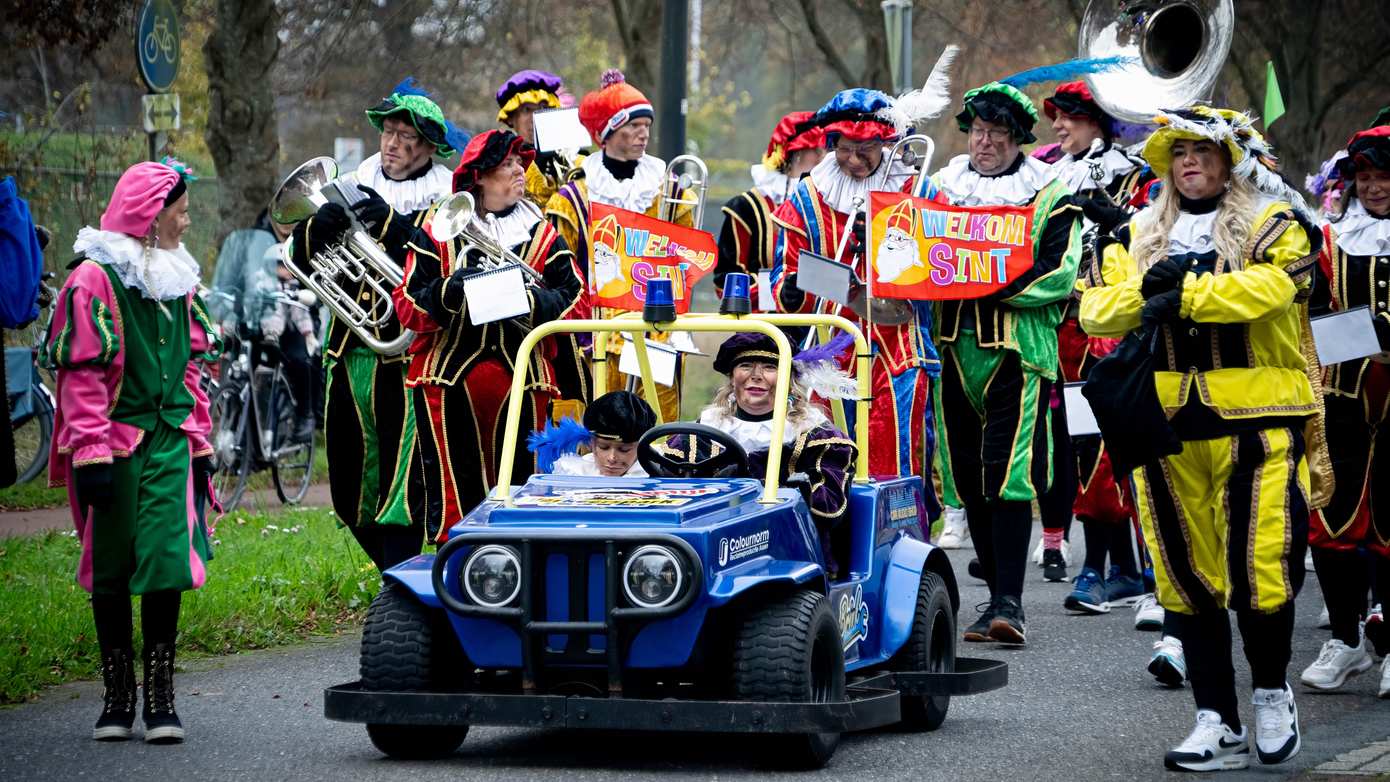 Sinterklaas zet voet aan wal in Assen; bekijk hier alle foto's