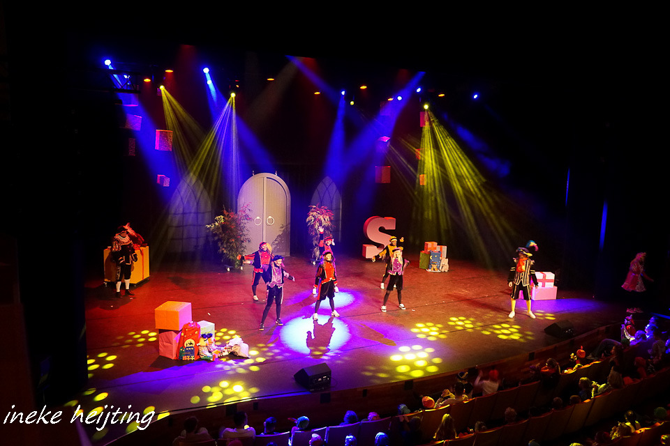 Schoolvoorstelling 'Sinterklaas & de GigantiKado Verander Machine' in DNK