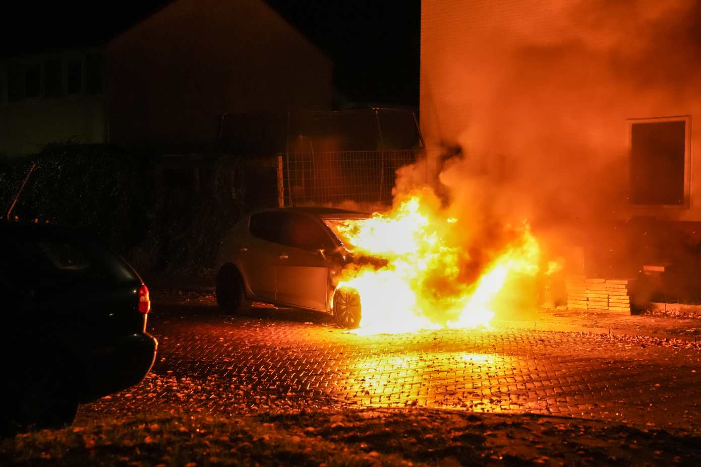 Auto gaat in Assen volledig in vlammen op (Video)