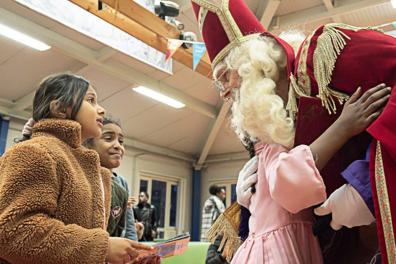 Sinterklaas brengt vreugde naar kinderen in AZC’s