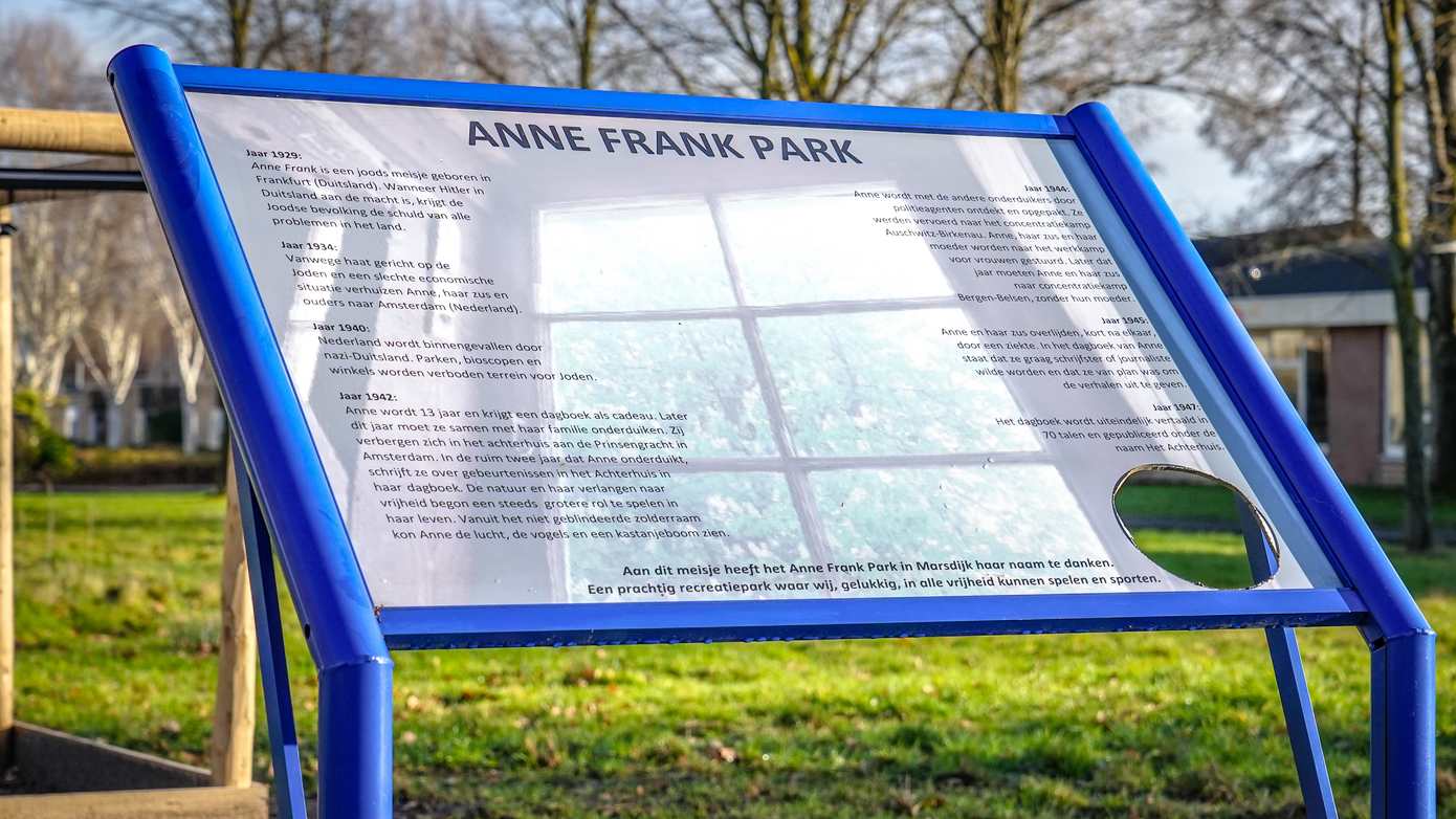 Vandalisme in Anne Frankpark: afbeelding uit informatiepaneel gesneden