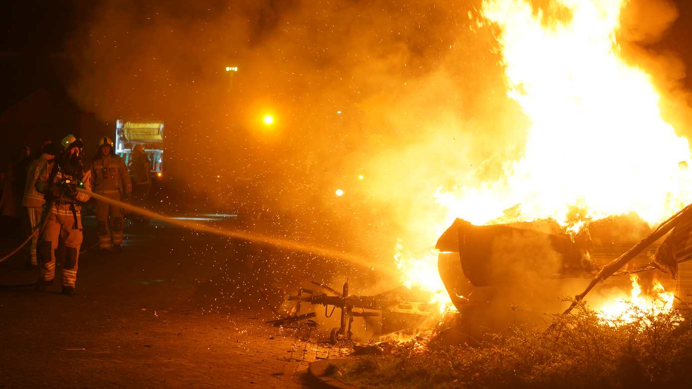 Caravan gaat in Assen volledig in vlammen op