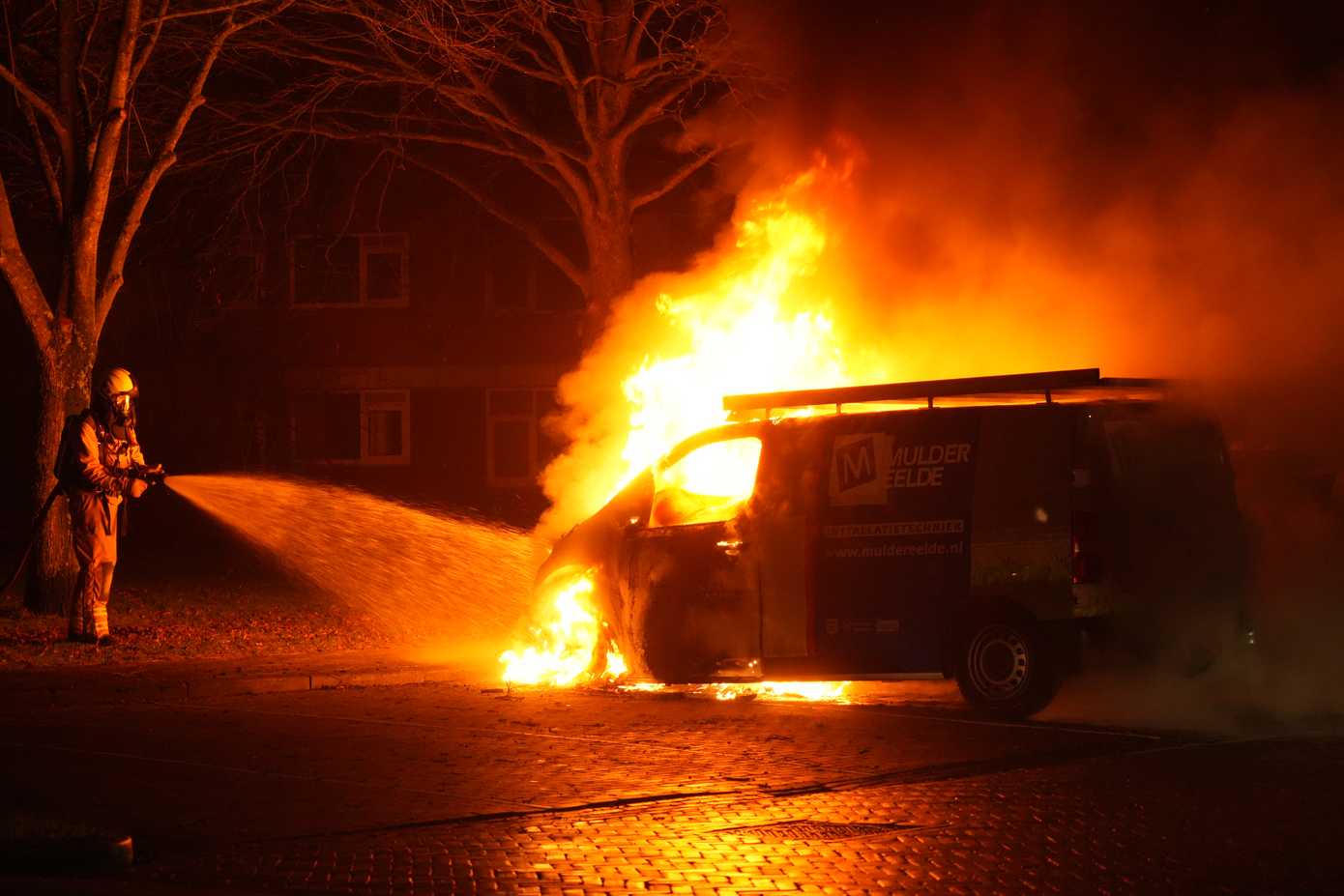 Twee auto's verwoest bij fikse brand in Assen