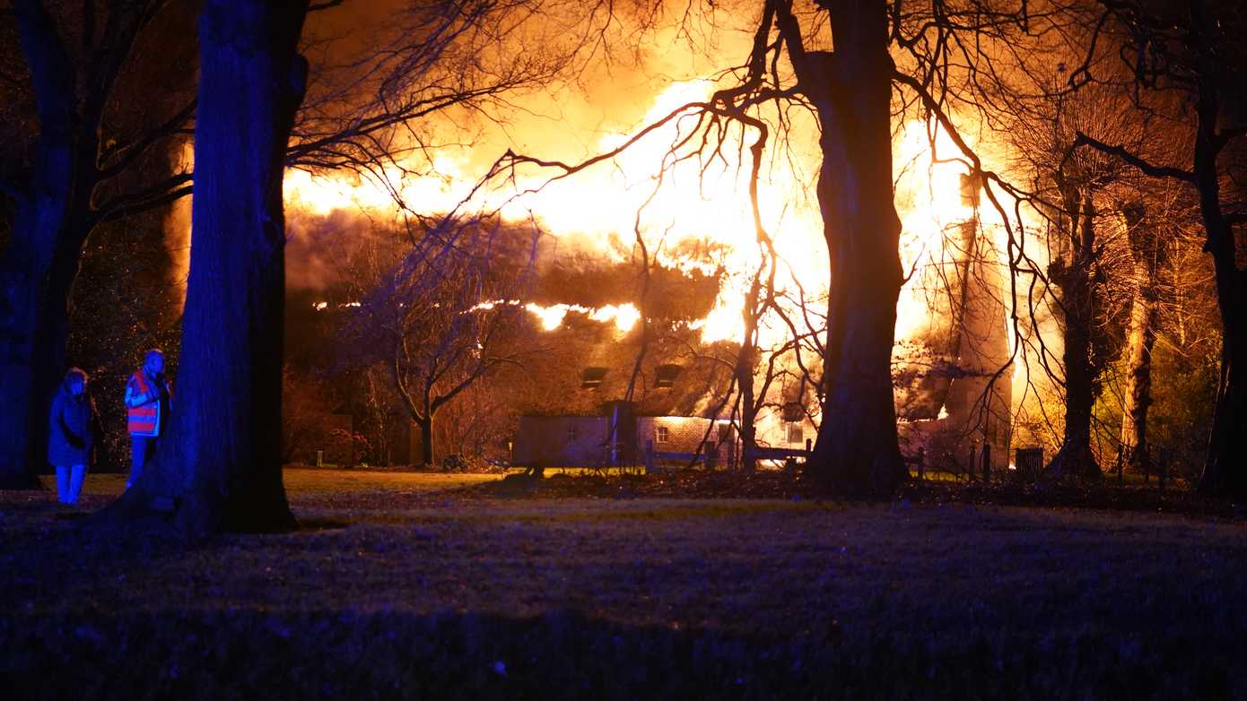 Grote uitslaande brand verwoest rietgedekte woonboerderij in Assen