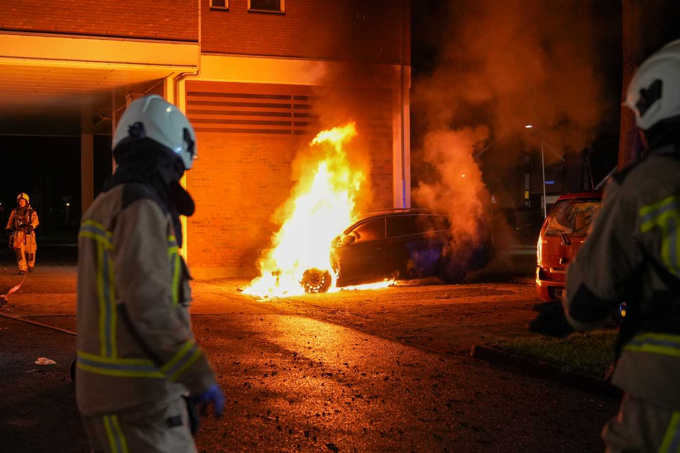 Auto verwoest door vlammenzee in Baggelhuizen