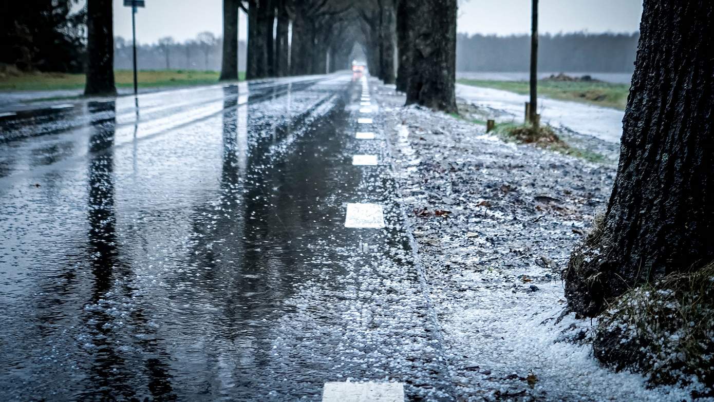 KNMI geeft code geel vanwege gladheid door winterse buien en bevroren weggedeeltes