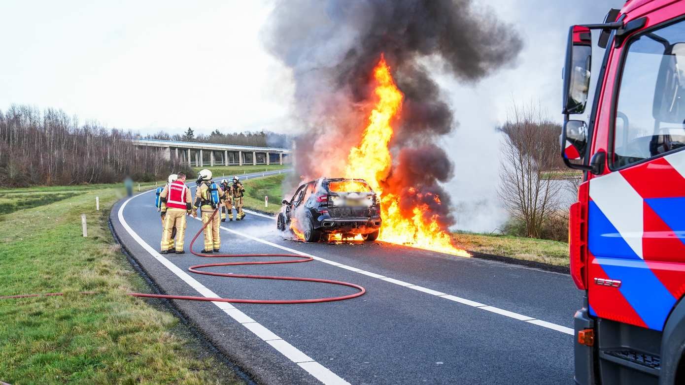 Snelweg A28 richting N33 dicht vanwege autobrand