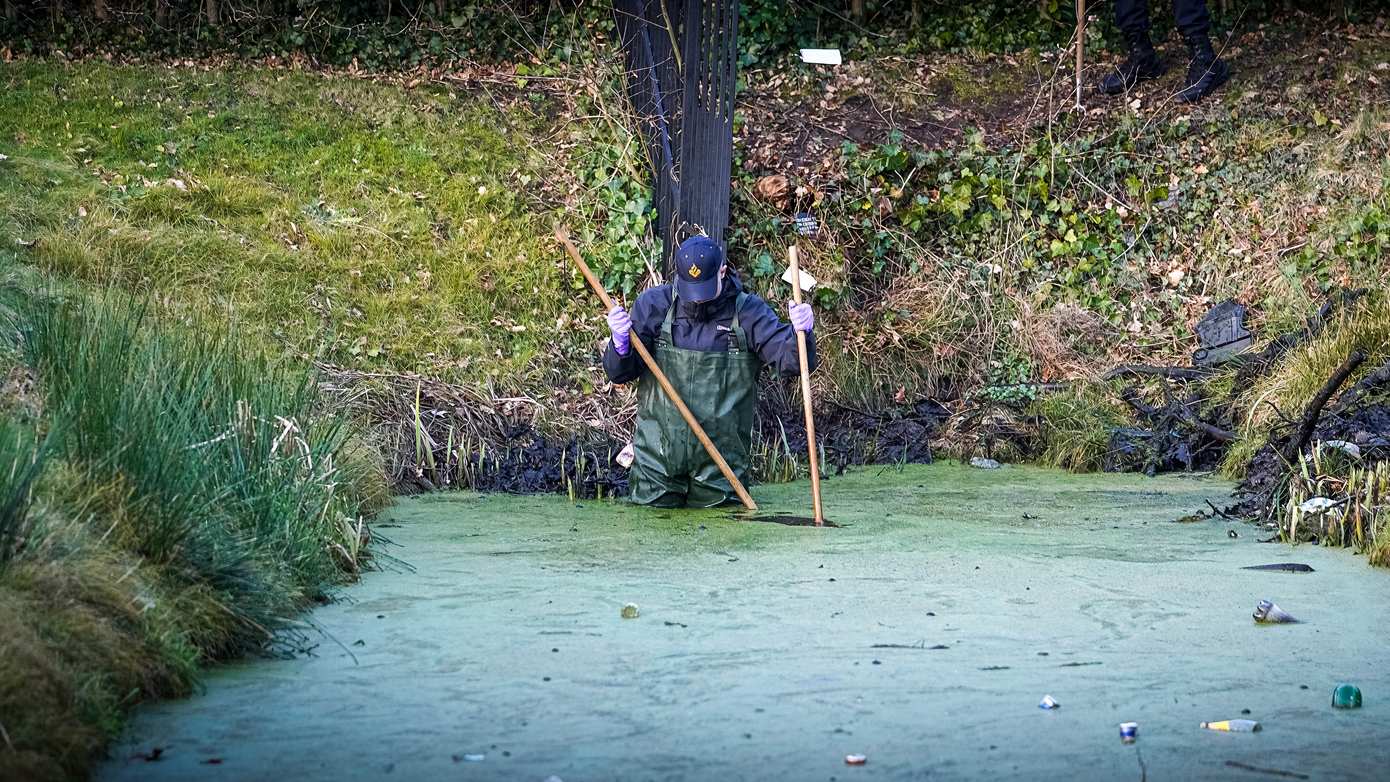 Politie en recherche doen onderzoek in en rondom sloot bij Drents Museum