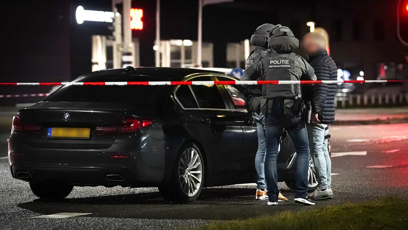 Grootschalige politie-inzet bij McDonald's in Assen om mogelijk gewapende man