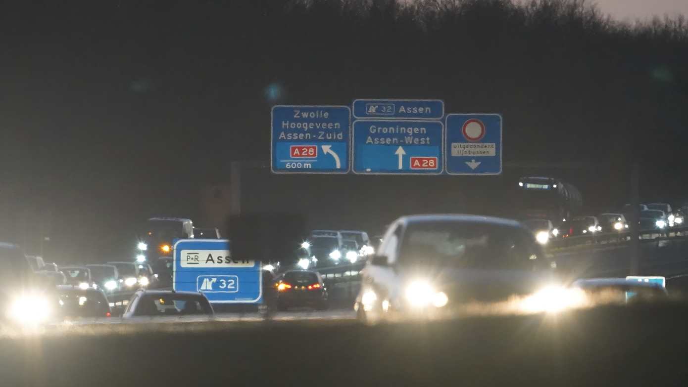 Defecte vrachtwagen op N33 bij Assen zorgt voor lange file