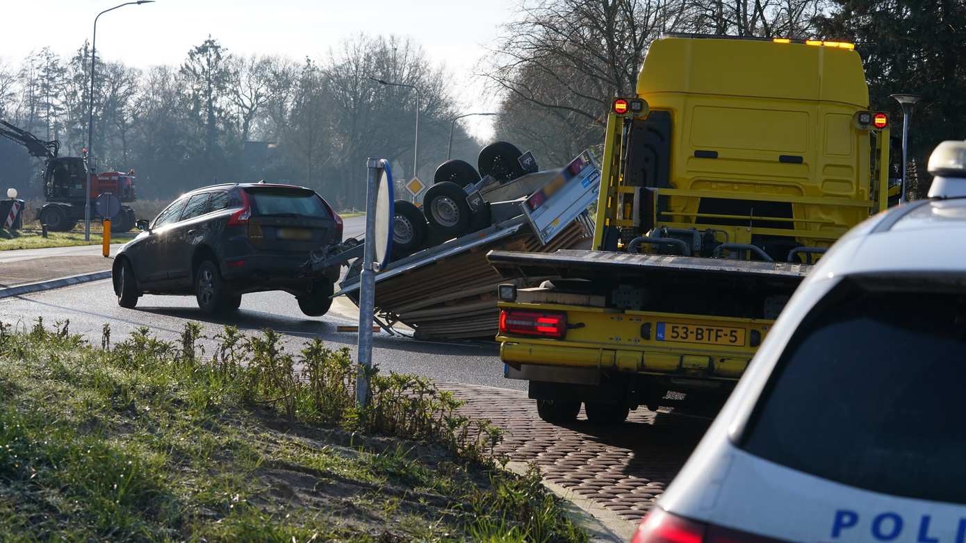 Rotonde bij Graswijk lange tijd dicht vanwege geschaarde auto met aanhanger