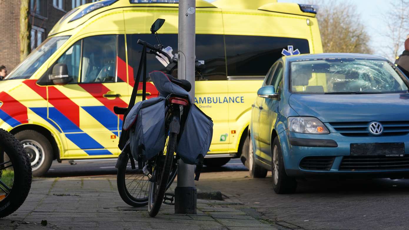 Fietsster gewond na forse aanrijding op Nobellaan in Assen