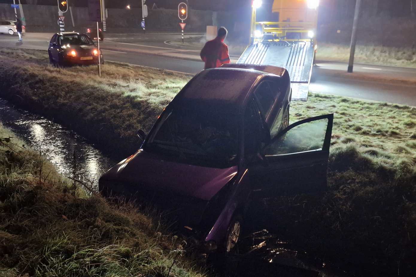 Auto raakt van de weg en belandt in sloot in Assen