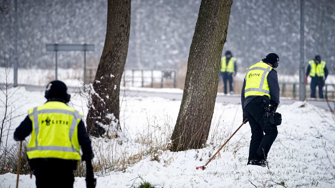 Specialistisch team van de politie zoekt naar weggegooide spullen van kunstroof Drents Museum (video)