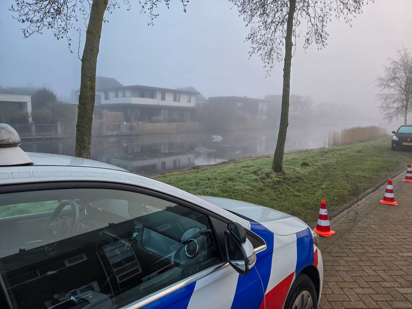 Handrem vergeten: auto rolt het water in