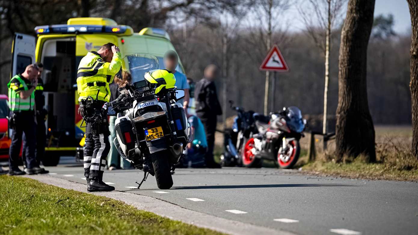 Motorrijder raakt van de weg en komt ten val