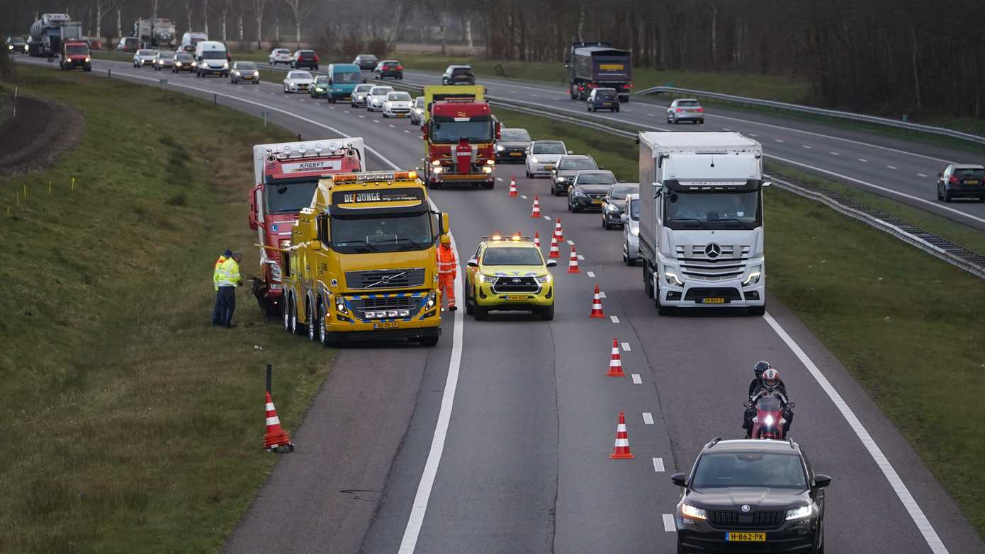 Defecte vrachtwagen zorgt voor flinke vertraging op A28