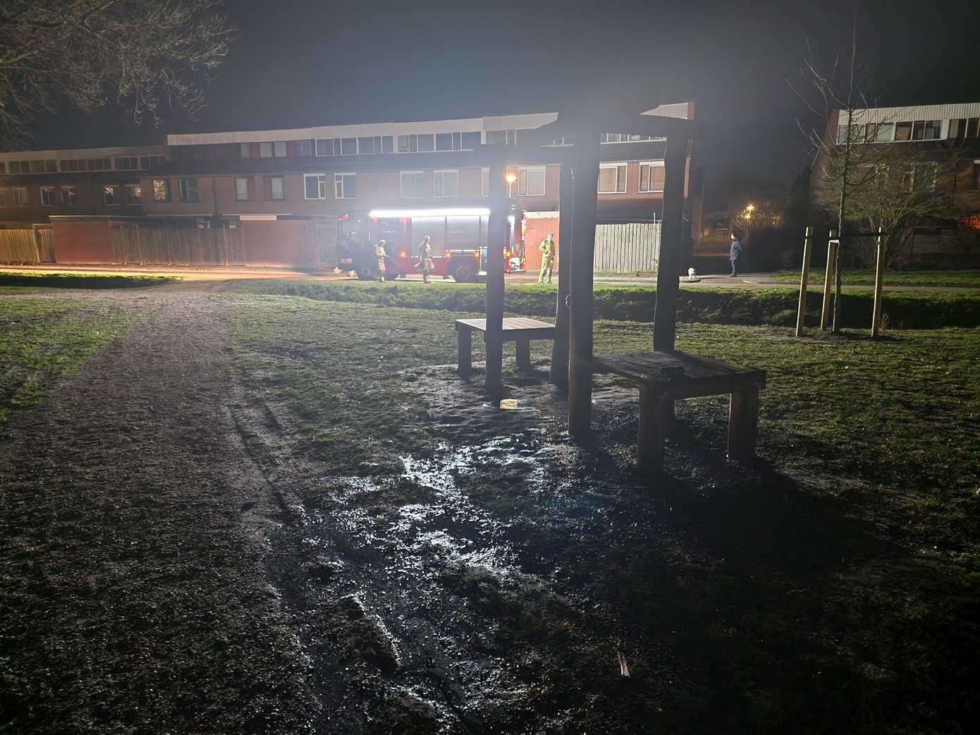 Rubberen band van speeltoestel voor kinderen in Assen in brand gestoken