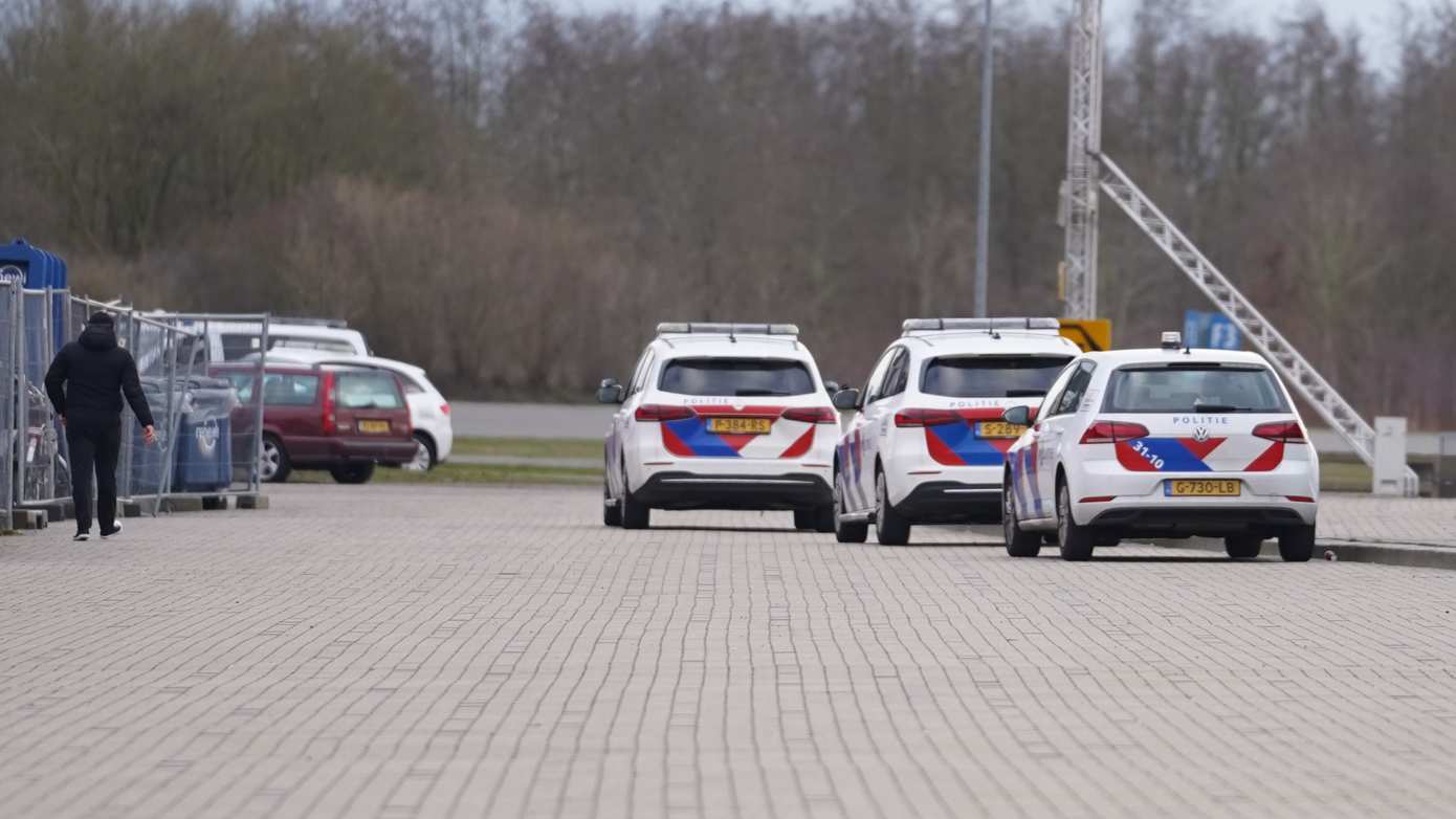 Politie groots ingezet voor vechtpartij bij AZC Expo Hal Assen