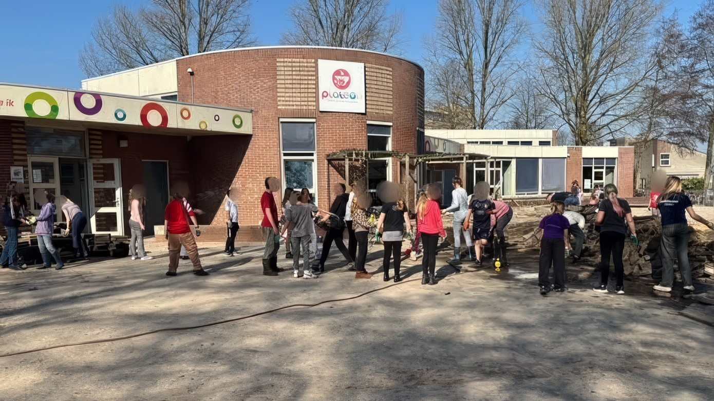 Handen uit de mouwen voor schoolpleinrenovatie bij de Heksenketel tijdens NLdoet