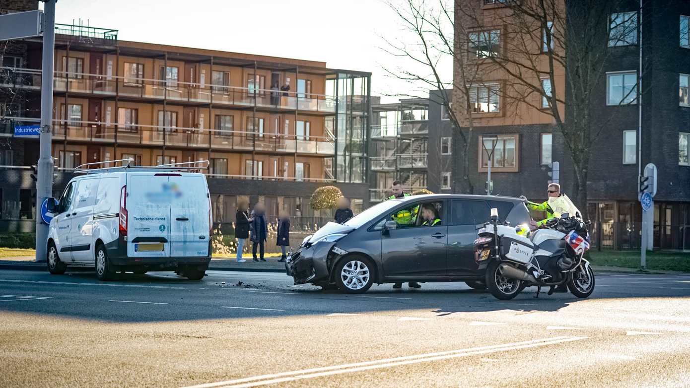 Auto en busje botsen op kruising in Assen