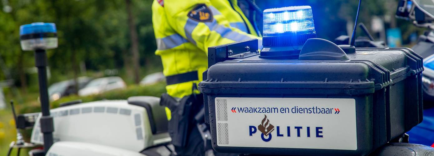 Achtervolging met motorrijder in Assen eindigt met botsing tegen politievoertuig en lantaarnpaal